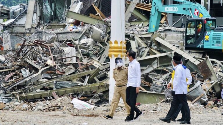 Indonesian president visits quake-hit town