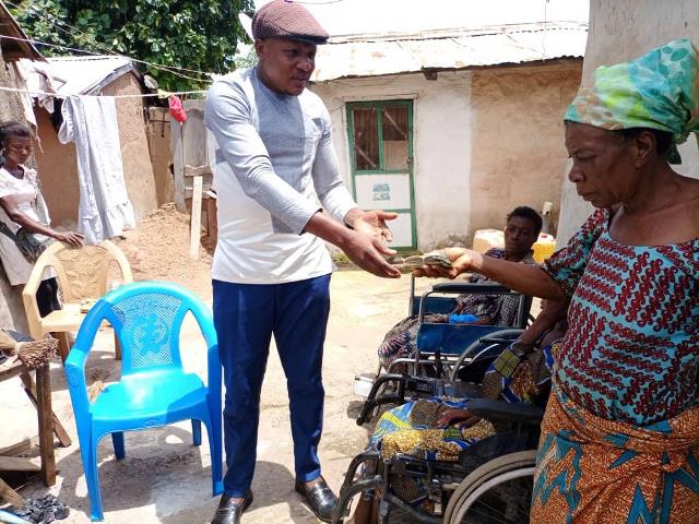 Journalist gives to widow and her disabled daughters