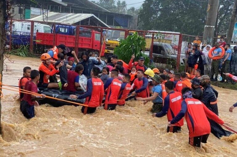 Super typhoon Rai: Thousands flee as storm lashes southern Philippines